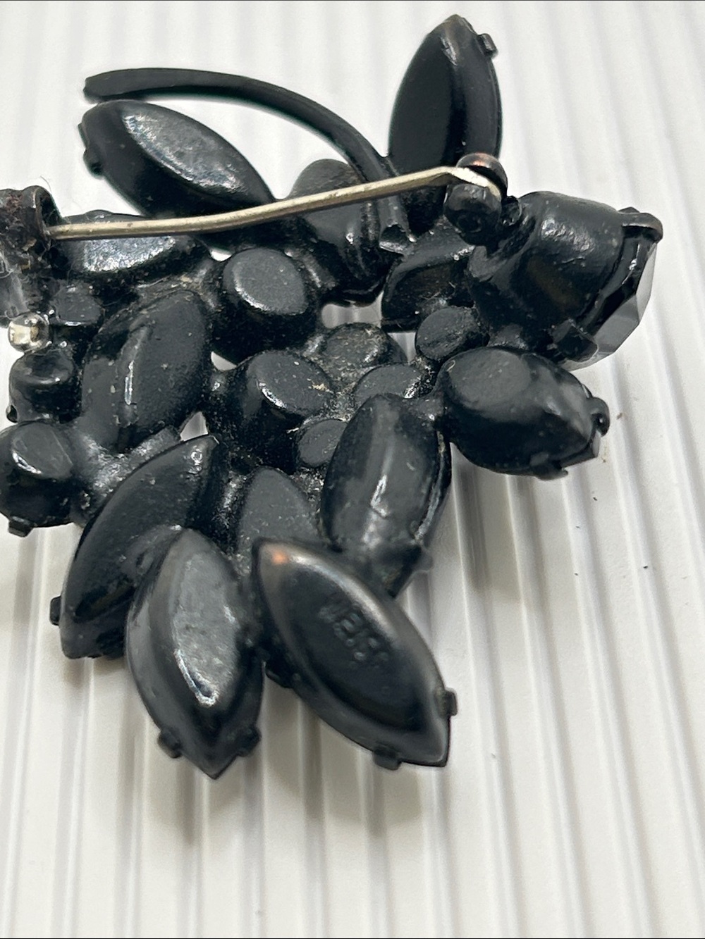 Albert Weiss Vintage Black Crystal Floral Cluster Brooch - Picture 6 of 7